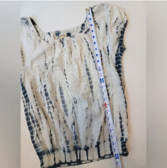 Women's Short Sleeve Size Small Tie Dye and Eyelet Embroidered Shirt - Picture 11 of 14